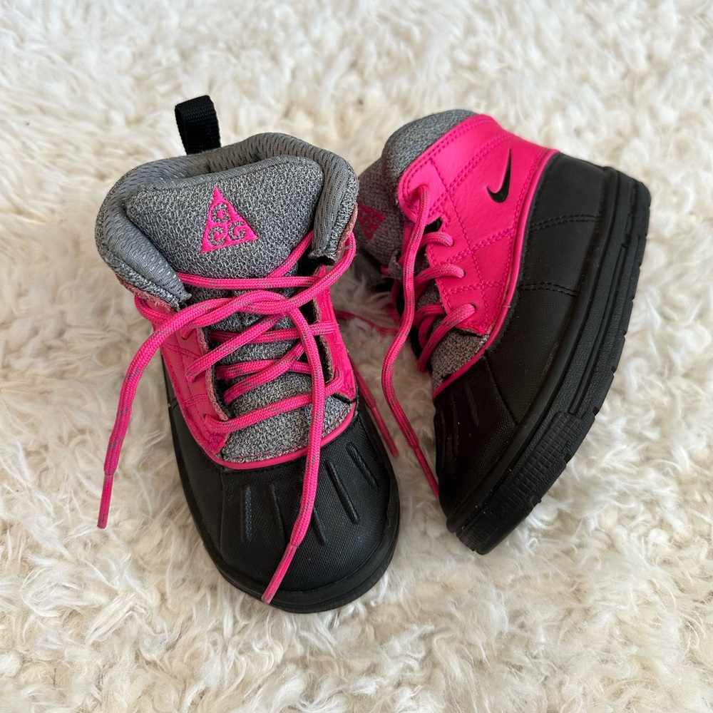 Nike Woodside 2 High gs pink foil. Size 8 kid